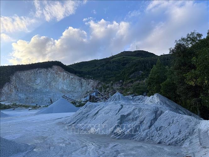 'Lối' nào cho mỏ đá Vạn Lý hoạt động?