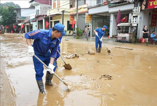 Bộ Xây dựng khẩn trương thống kê thiệt hại bão số 10 và mưa lũ sau bão