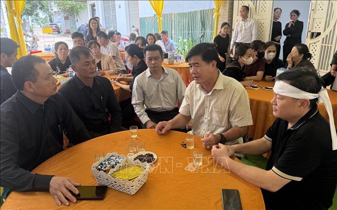 Thăm hỏi, chia buồn gia đình Chủ tịch UBND xã tử vong khi làm nhiệm vụ chống mưa lũ