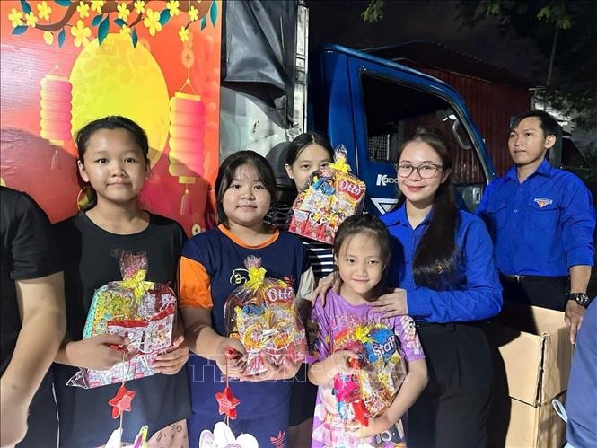 Chiếc xe lưu động mang niềm vui Trăng rằm đến với con em người lao động