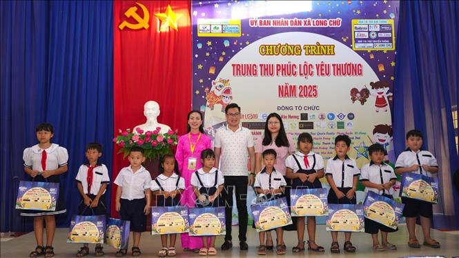 Trung thu ấm áp với thiếu nhi vùng biên giới, trẻ em có hoàn cảnh khó khăn