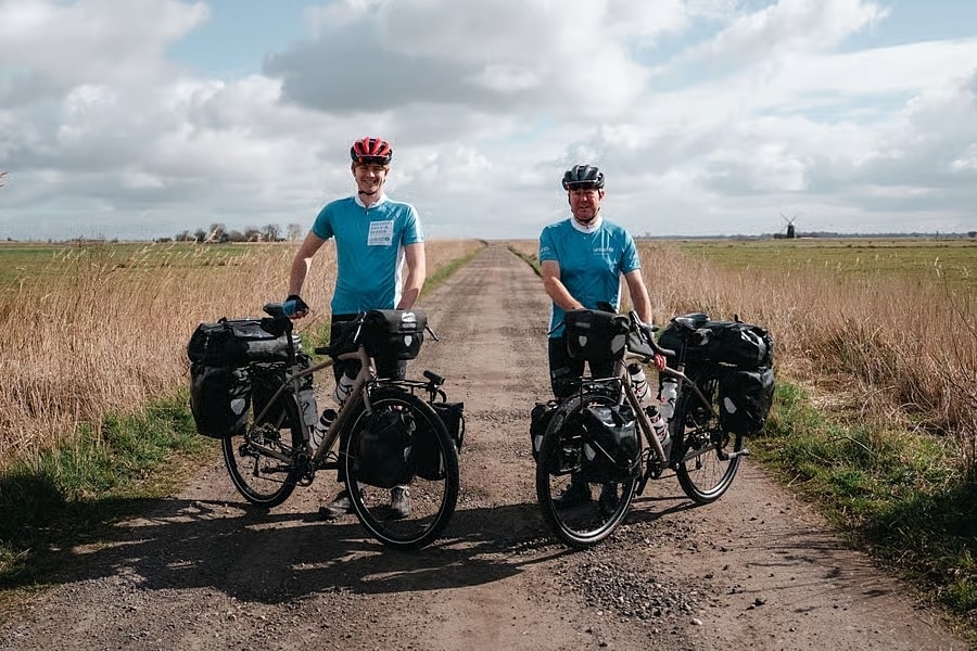 Hai cha con đạp xe 25.000 km vòng quanh thế giới