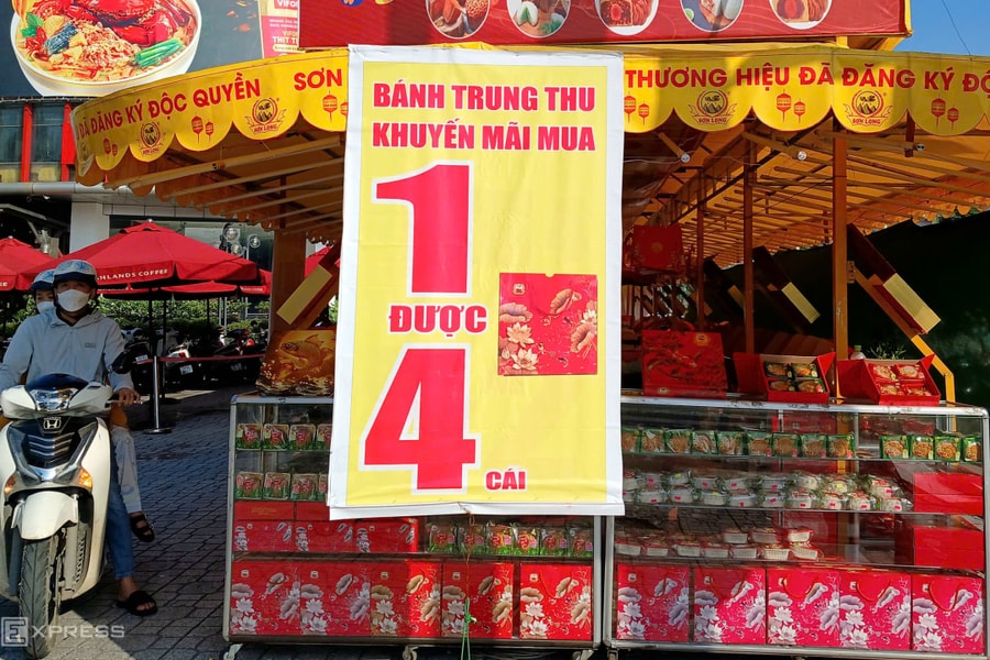 Sạp bánh trung thu truyền thống bên đường hết thời hoàng kim