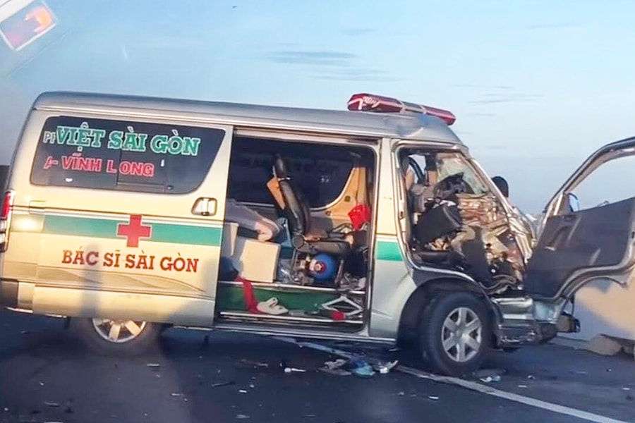 Xe cứu thương biến dạng sau tai nạn trên cao tốc Trung Lương
