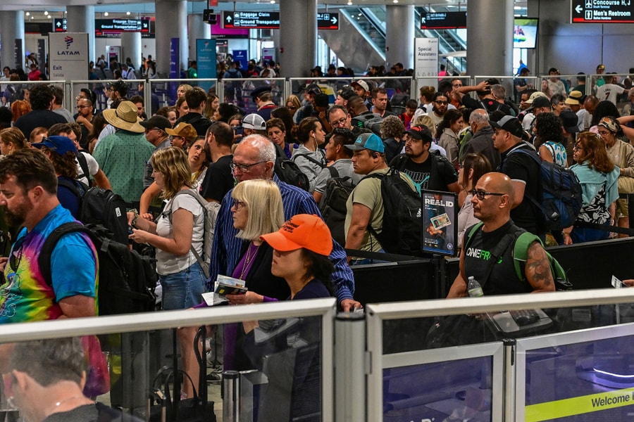 Liên minh lao động Mỹ khởi kiện, kêu gọi chặn áp phí visa H1B