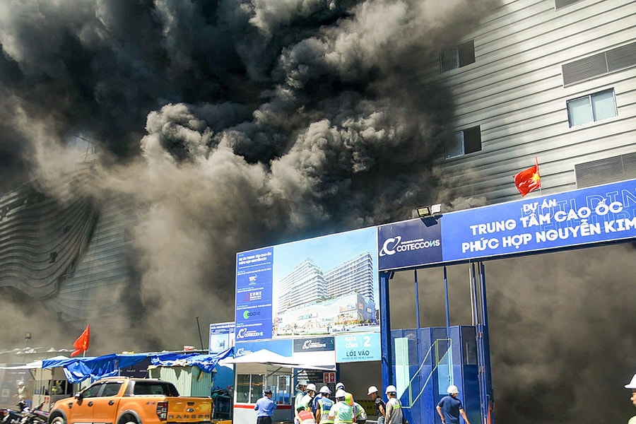 Cháy lớn tại cao ốc đang xây, hàng trăm công nhân sơ tán