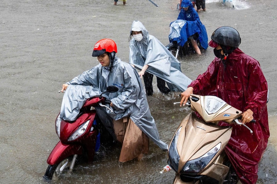 Hà Nội khuyến khích người dân làm việc online để ứng phó bão