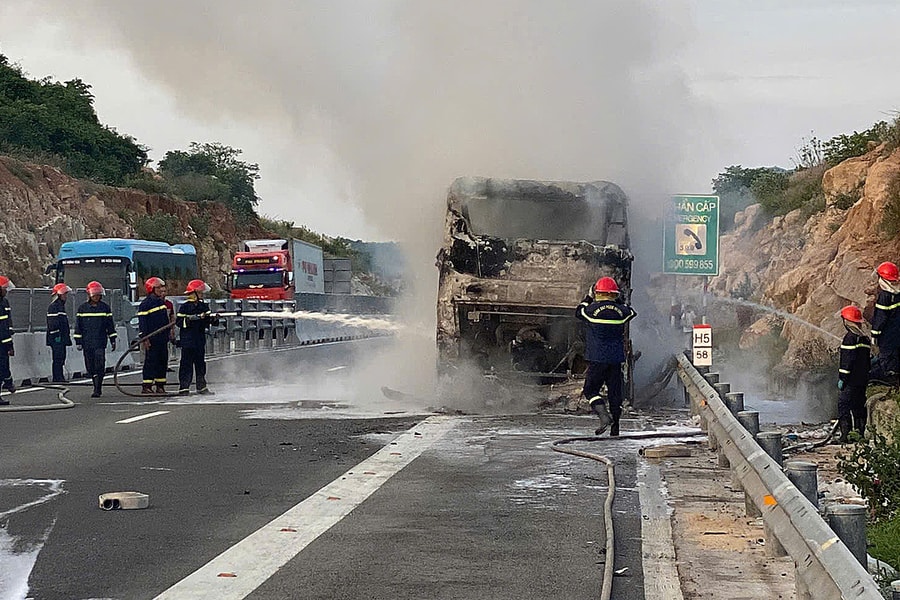 Ôtô chở 30 người cháy rụi trên cao tốc Nha Trang - Cam Lâm