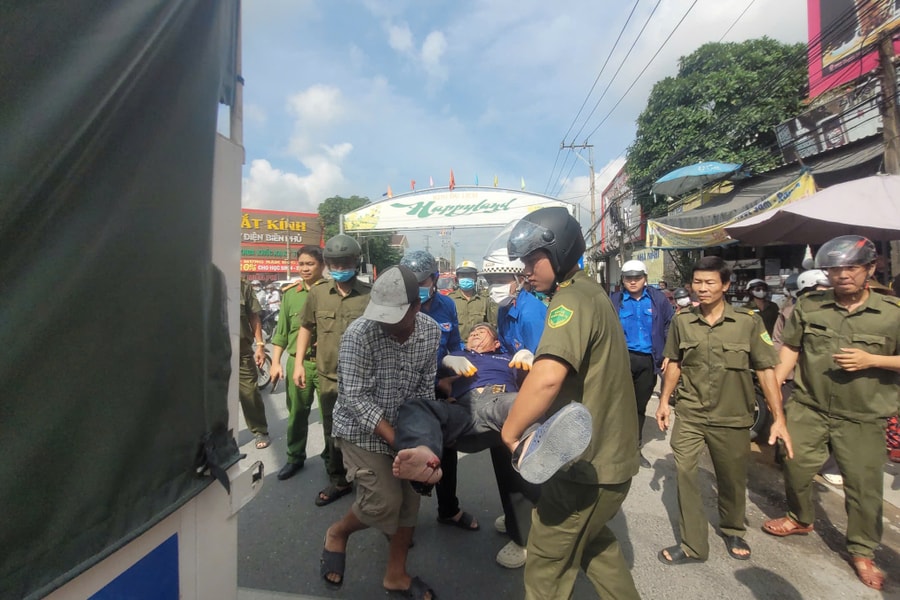 Giải cứu hai công nhân bị kính cường lực đè bất tỉnh