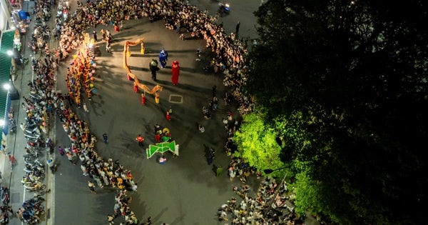 Lân - sư - rồng "đại náo" đường phố Huế