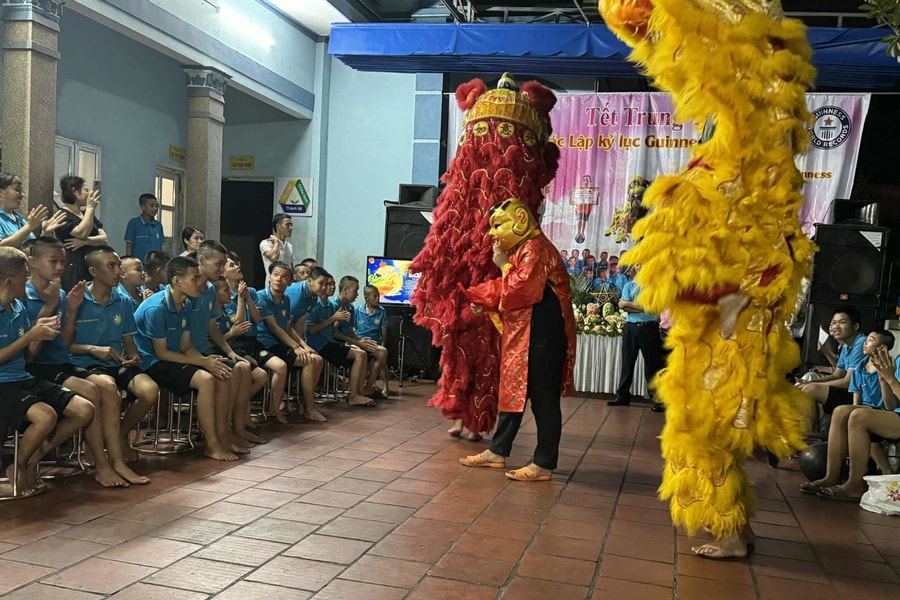 Tết Trung thu đặc biệt của những đứa trẻ đặc biệt