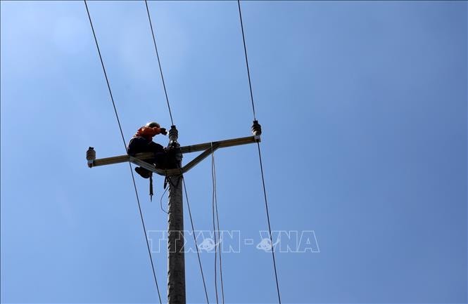 Điện lực miền Bắc khôi phục 97% điện sau bão số 10, sẵn sàng ứng phó bão số 11