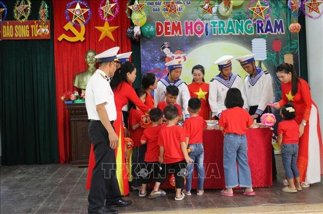 Phá cỗ Trung thu nơi đảo xa