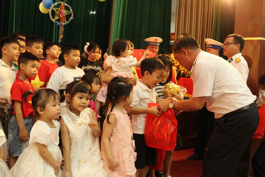 Ấm áp đêm Trung thu ‘Bố ở đảo xa - Con ở nhà có bạn’