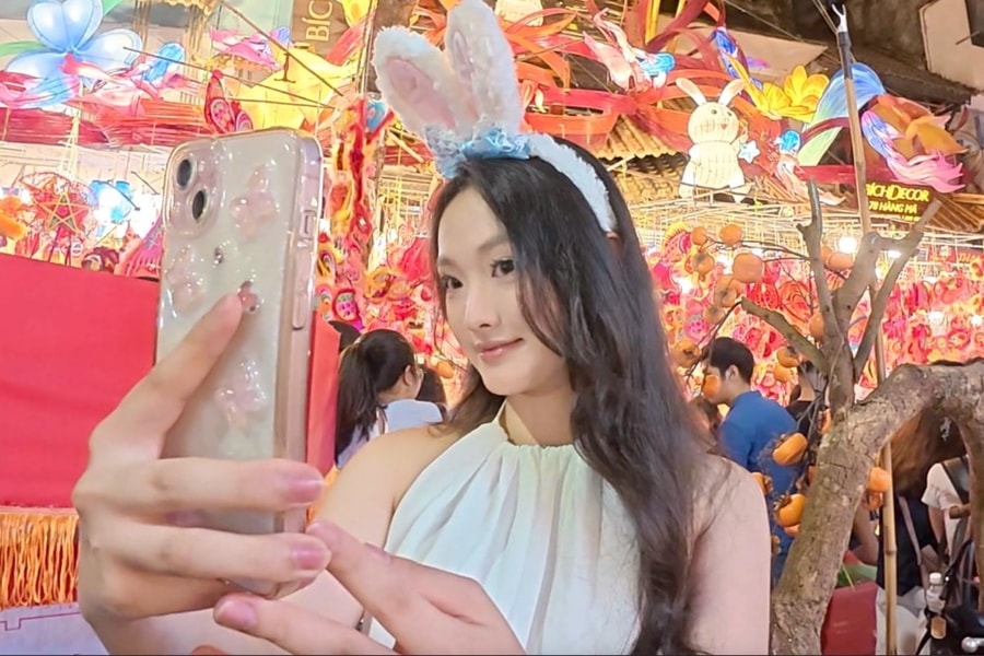 Theo chân "nàng thơ" săn ảnh đẹp Trung thu trên phố Hàng Mã