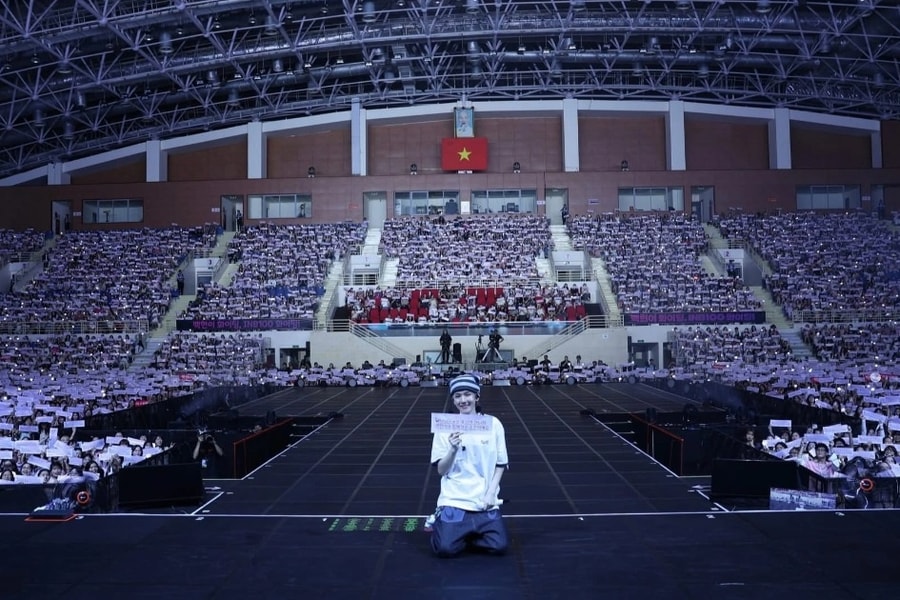 Baekhyun ngẫu hứng hát mừng Trung thu, chào khán giả Việt theo cách độc đáo