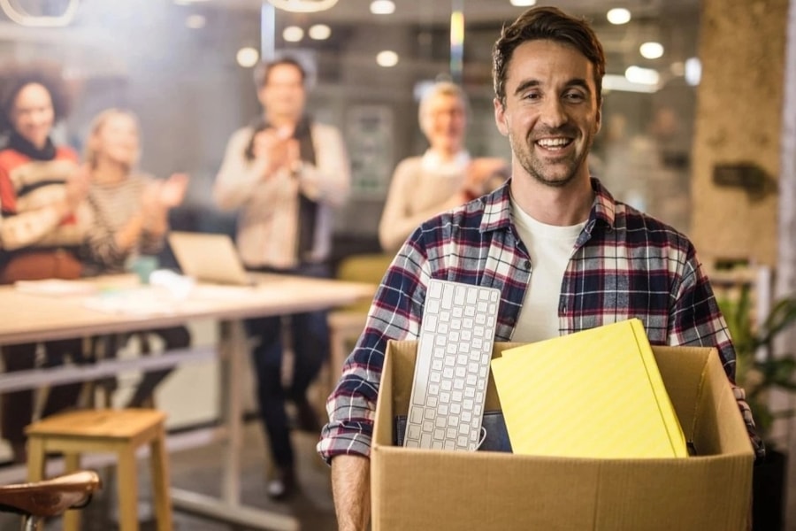 Bất ngờ nhận lương cao gấp 330 lần, nam nhân viên lập tức nghỉ việc