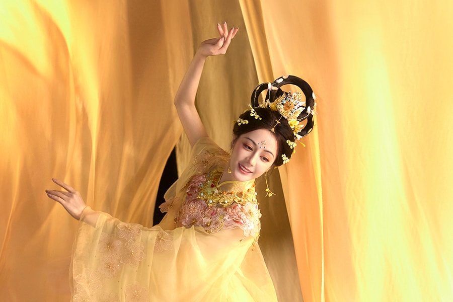 Mỹ nữ Tân Cương hóa tiên nữ cung trăng