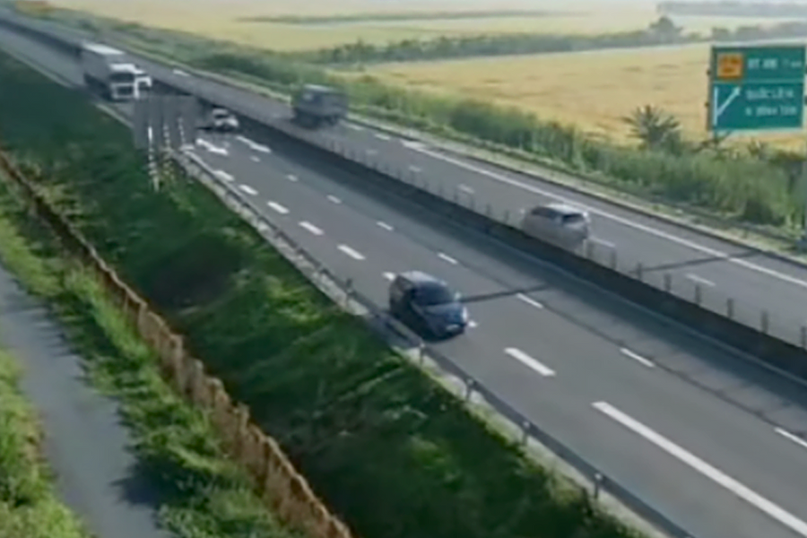 Tài xế dừng ôtô trên cao tốc bay flycam bị phạt 13 triệu đồng