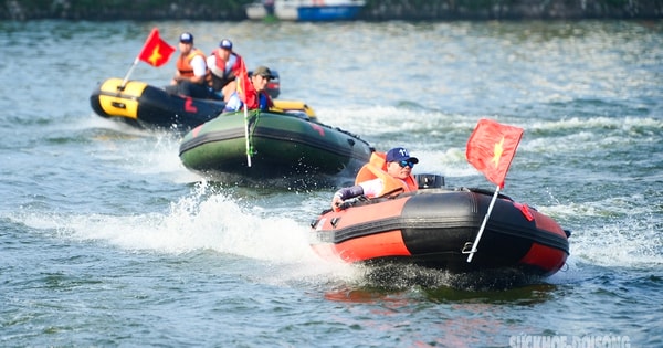 Cờ Tổ quốc tung bay trên sóng nước Hồ Tây
