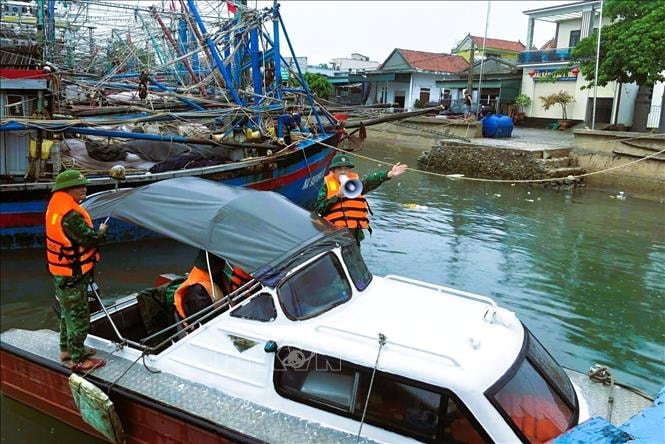 Nghệ An bỏ lệnh cấm tàu thuyền ra khơi từ 11 giờ ngày 6/10