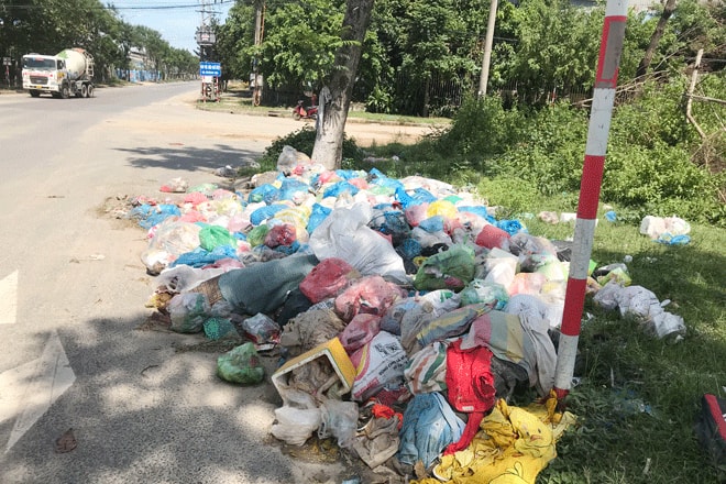 Cần sớm thu gom rác thải ùn ứ trên các tuyến đường tại Đà Nẵng