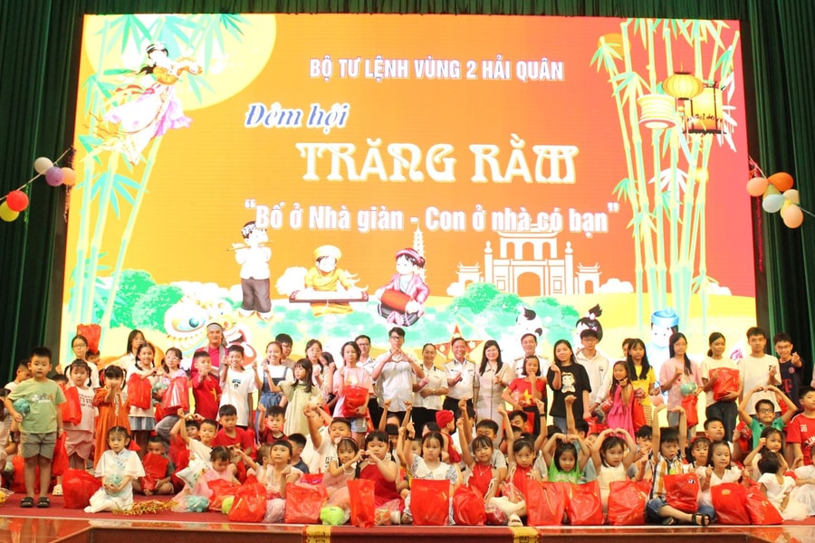Vui Tết Trung thu ‘Bố ở Nhà giàn - Con ở nhà có bạn’