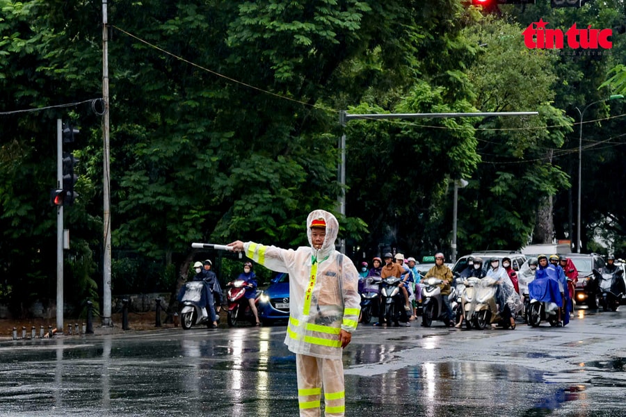 Hà Nội chủ động bảo đảm giao thông trước ảnh hưởng bão số 11