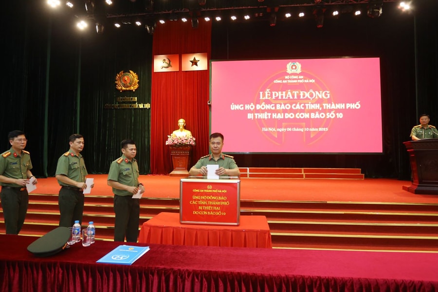 Công an Thủ đô chung tay sẻ chia, ủng hộ đồng bào bị thiệt hại do bão số 10