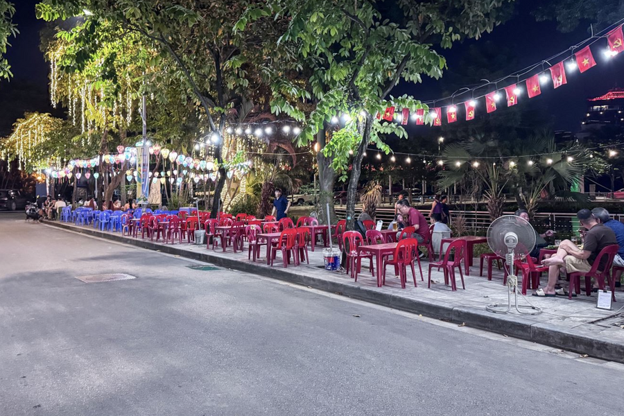 UBND TP Hà Nội yêu cầu xử lý tình trạng hàng quán bủa vây đường dạo ven hồ Tây