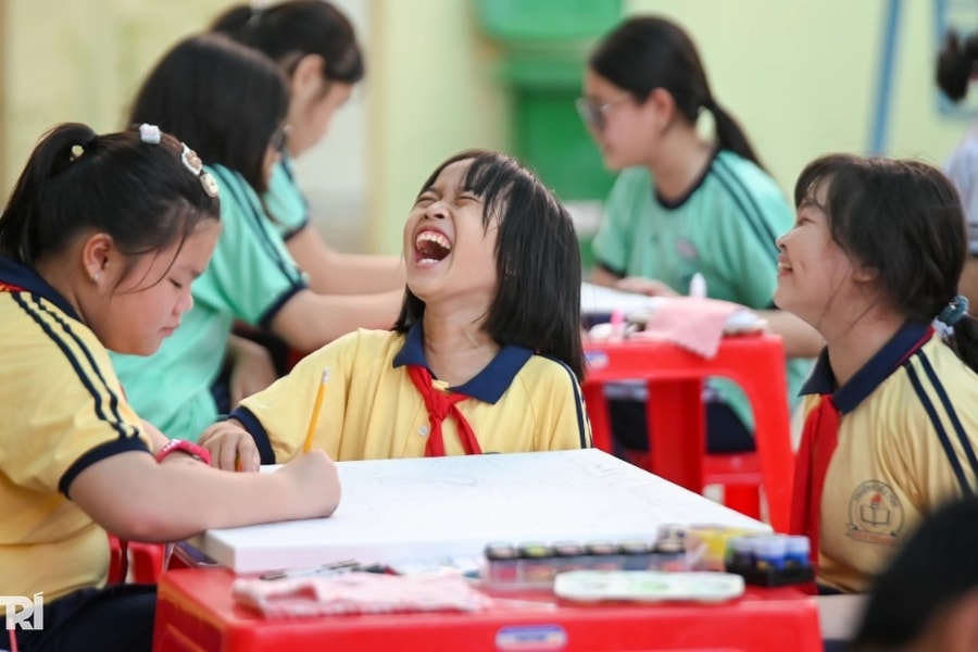 Gần 200 "họa sĩ nhí" khoe tài vẽ tranh chào Lễ hội Nghinh Ông Cần Giờ