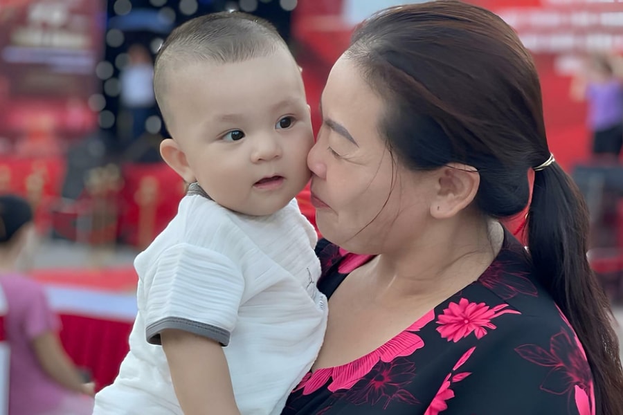 Hạnh phúc của mẹ kế hơn 20 năm nuôi con chồng