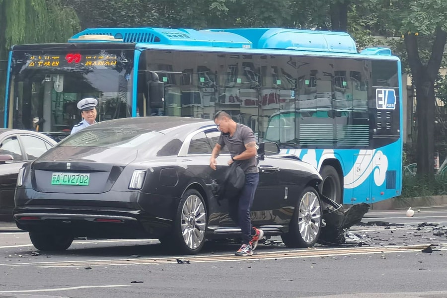 Blogger ôtô đâm nát đầu xe siêu sang Rolls-Royce