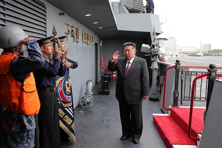 Ông Kim Jong-un thăm chiến hạm tối tân, ra lệnh 'sẵn sàng đối phó kẻ thù'