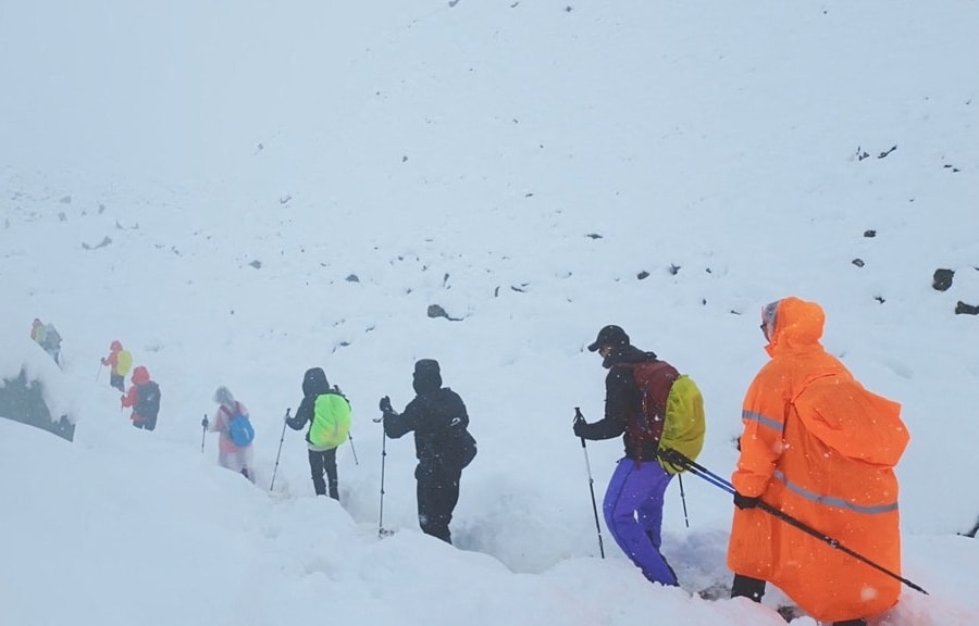 Hàng trăm du khách kẹt giữa bão tuyết trên Himalaya