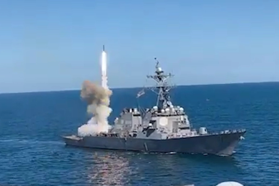 Ông Trump thăm chiến hạm Mỹ, xem loạt phóng tên lửa triệu USD