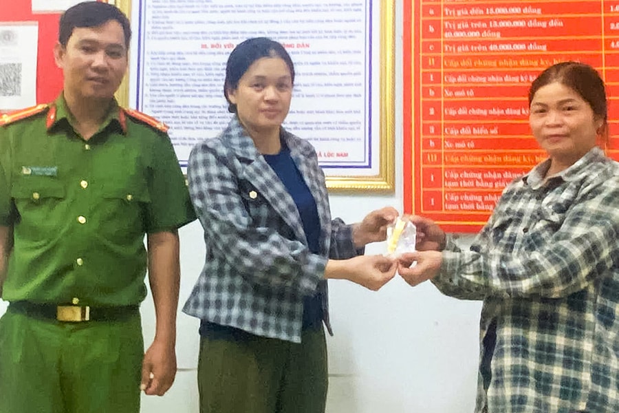 Người phụ nữ trả lại lắc vàng nhặt được