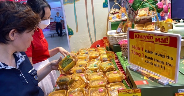 Trước giờ "phá cỗ trăng rằm", siêu thị "xả" bánh trung thu mua 1 tặng 1