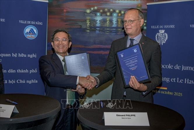 Thiết lập quan hệ hợp tác và hữu nghị giữa hai thành phố cảng của Việt Nam và Pháp