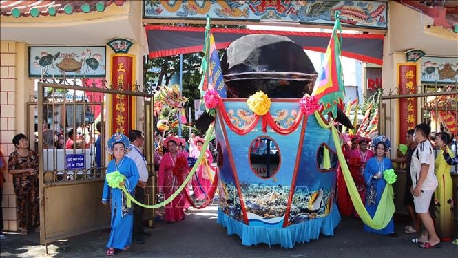 Độc đáo đoàn diễu hành hóa thân thành sinh vật biển tại lễ hội