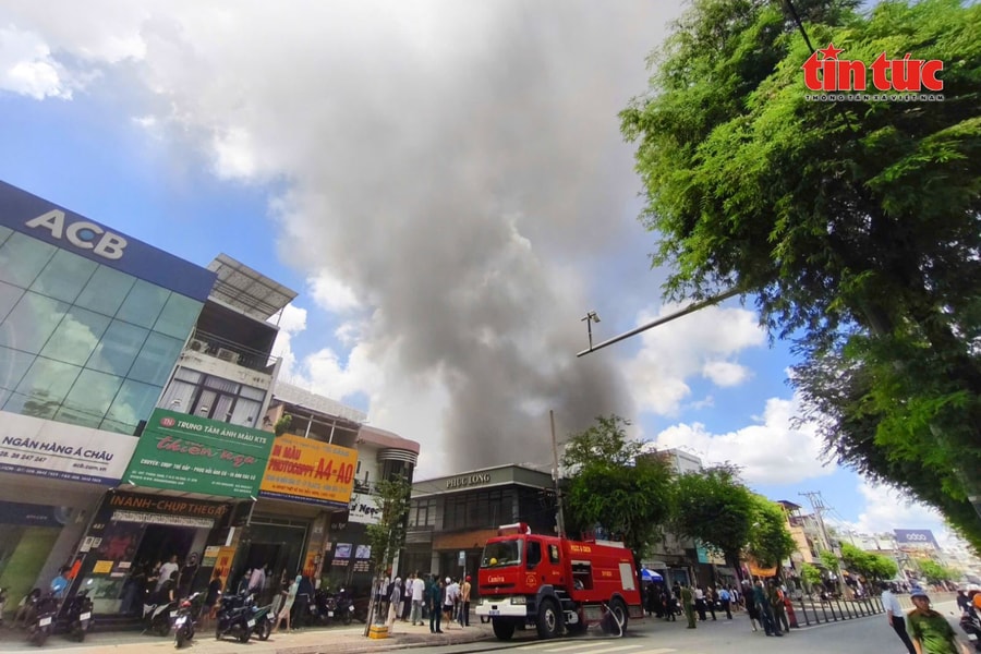 TP Hồ Chí Minh: Nỗ lực dập tắt đám cháy lớn tại kho hàng gần chợ Võ Thành Trang