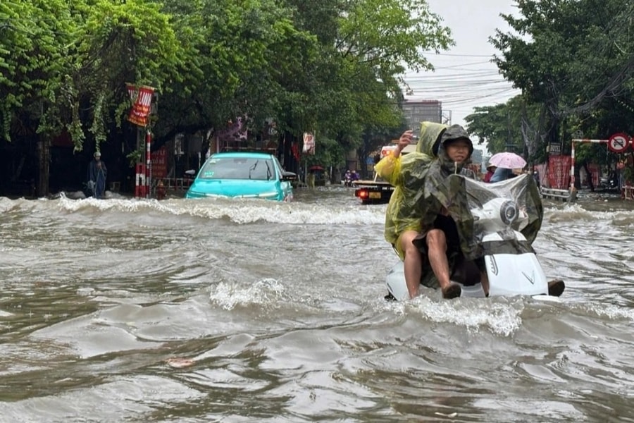 Ám ảnh cảnh dắt xe lội nước, đội mưa, dân công sở Hà Nội nghỉ làm hàng loạt