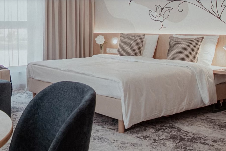 Chủ khách sạn thưởng quà các đôi dính bầu khi thuê phòng