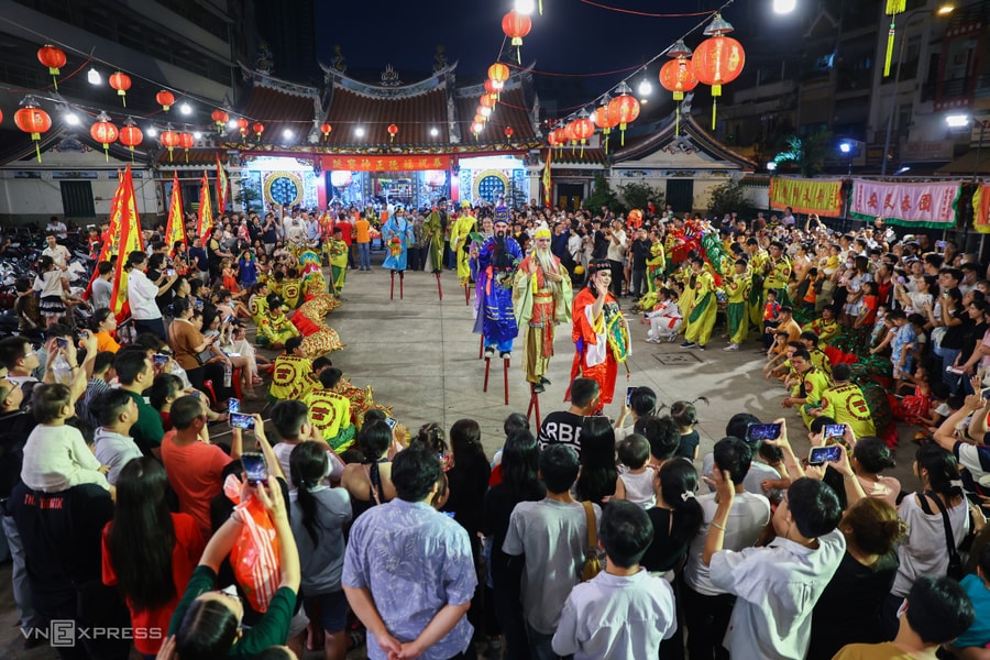 Trung thu tại ngôi miếu 300 năm tuổi của người Hoa ở TP HCM