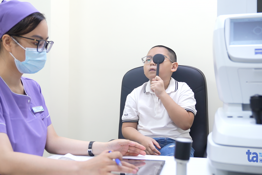 Cận một bên mắt có cần đeo kính không?