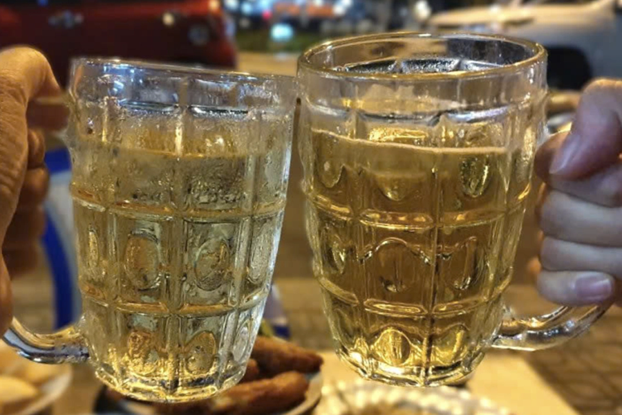 Cho trẻ tắm bia, uống mật gấu để đẹp da?