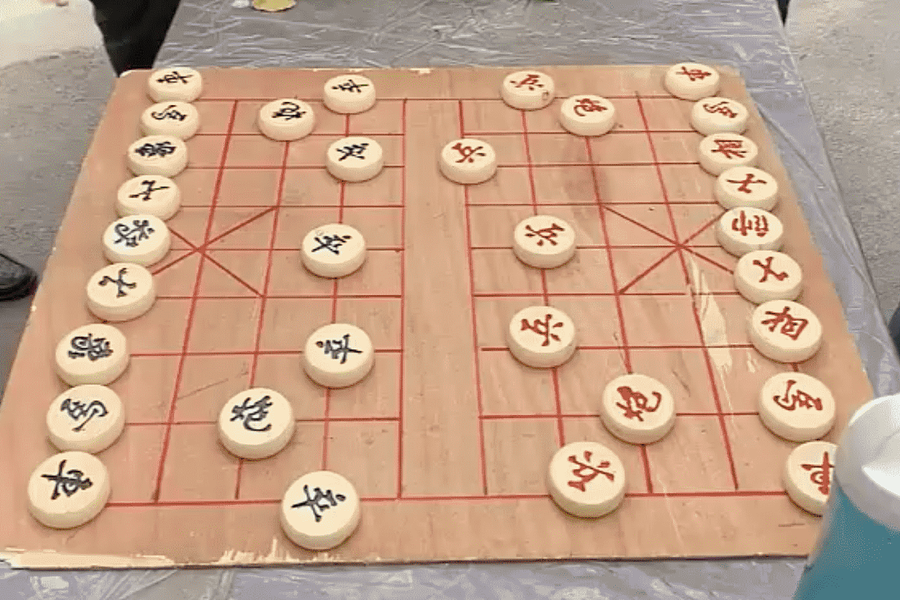 Vì sao người chơi thường đập mạnh quân cờ tướng?