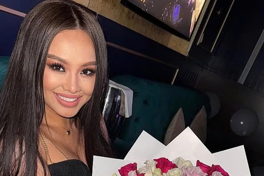 Thủ môn Champions League nổi tiếng vì mẹ quá trẻ