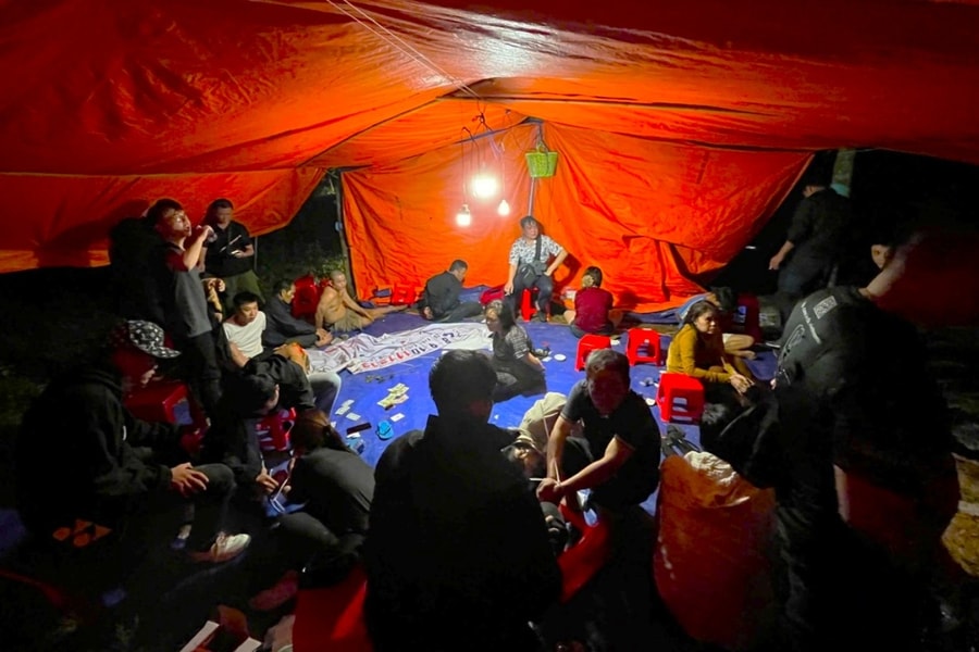 15 người đánh bạc trong rừng cao su bị bắt giữ