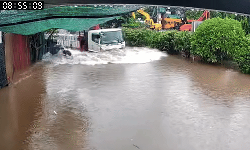 Người đi bộ suýt mất mạng vì xe tải phóng nhanh qua đường ngập